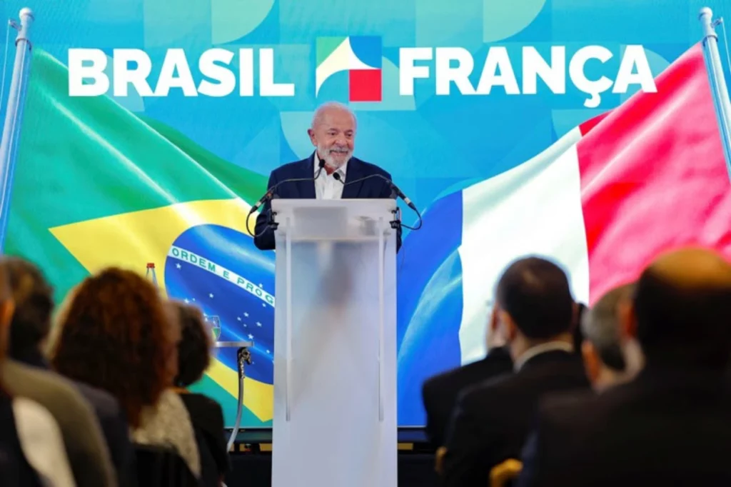 lula falando na frente de jornalistas