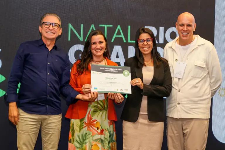 autoridades posando para foto com certificado