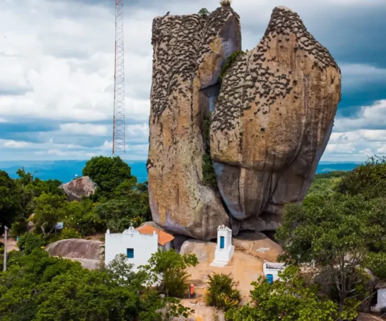 Imagem de cima da Pedra de Santo Antonio com igreja em baixo e arvores