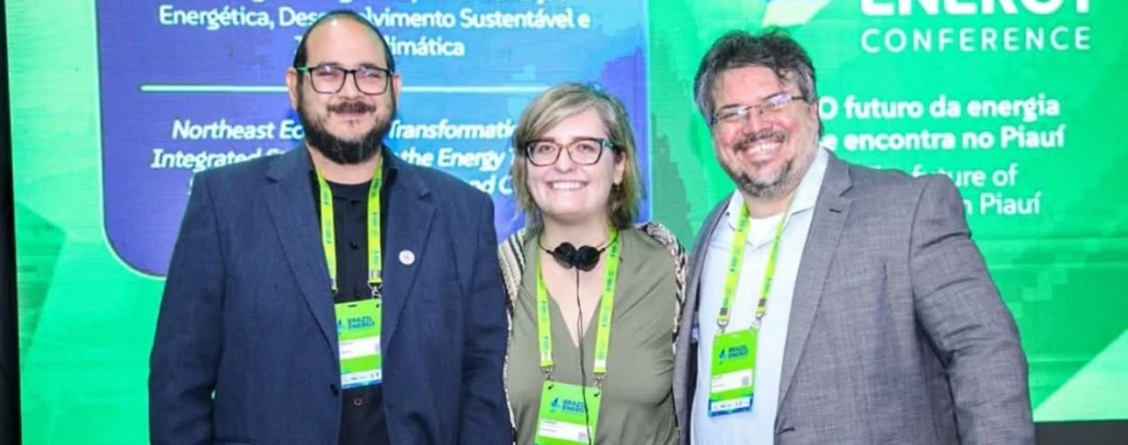 pessoas posando para foto em evento