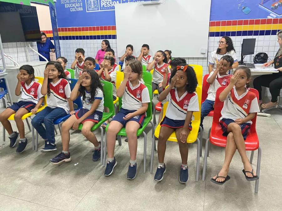 crianças fazendo texto de visão