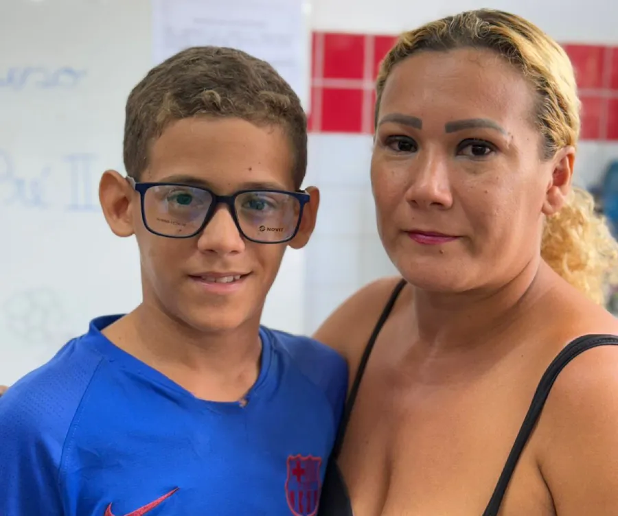 estudante beneficado e sua mãe