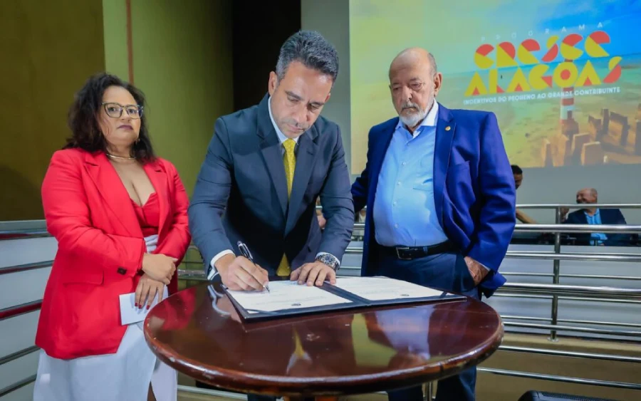 governador assinando documento