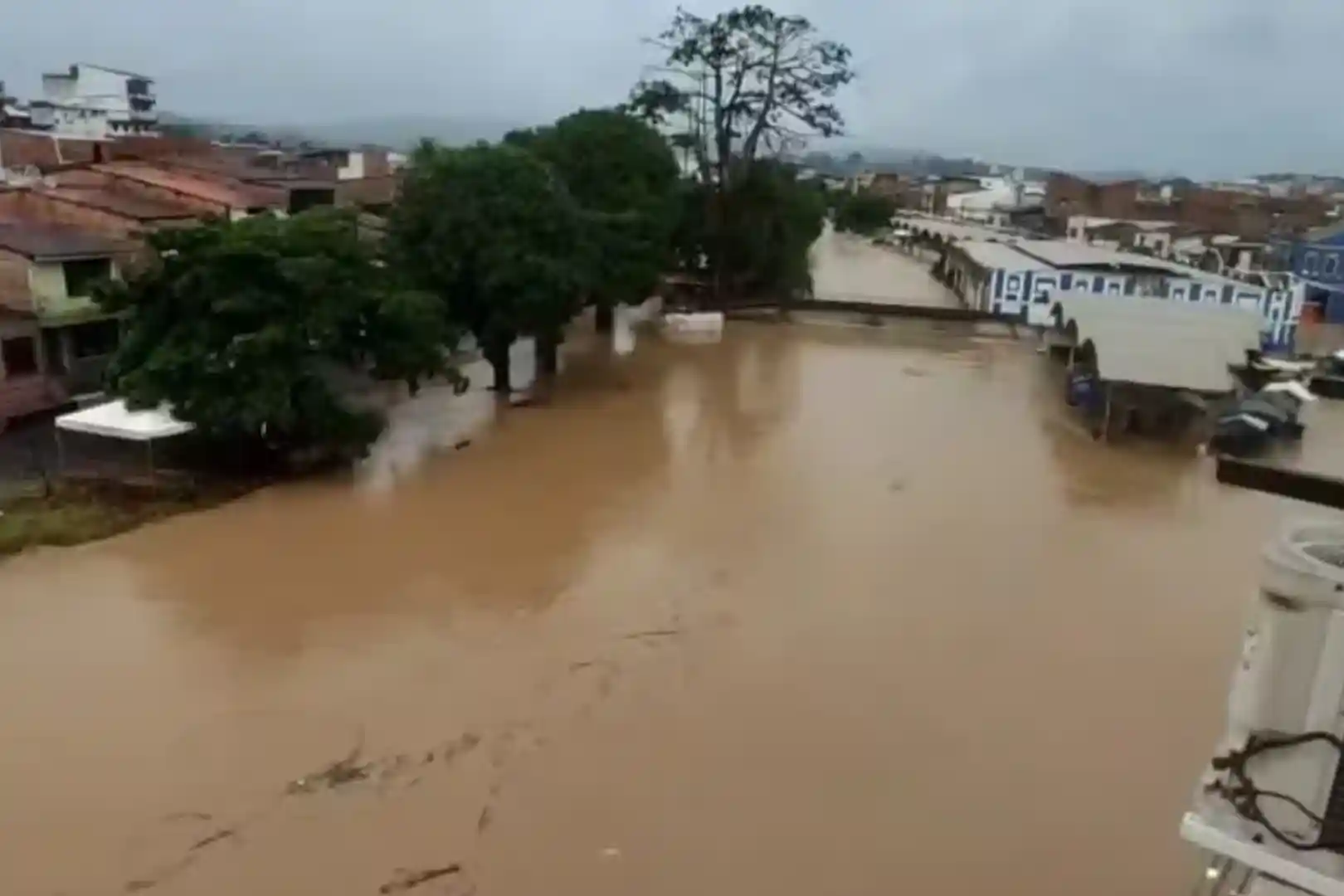 Imamgem mostra o estrago das chuvas na cidade de Santo Amaro