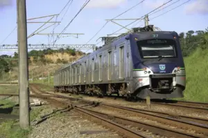 Imagem mostra um trem urbano transitando