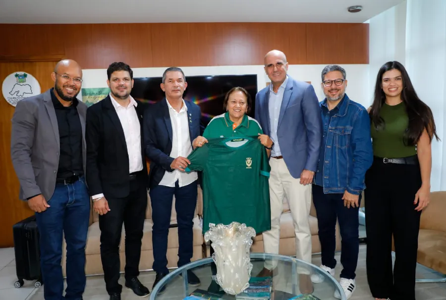 governadora e representante posando para fotos