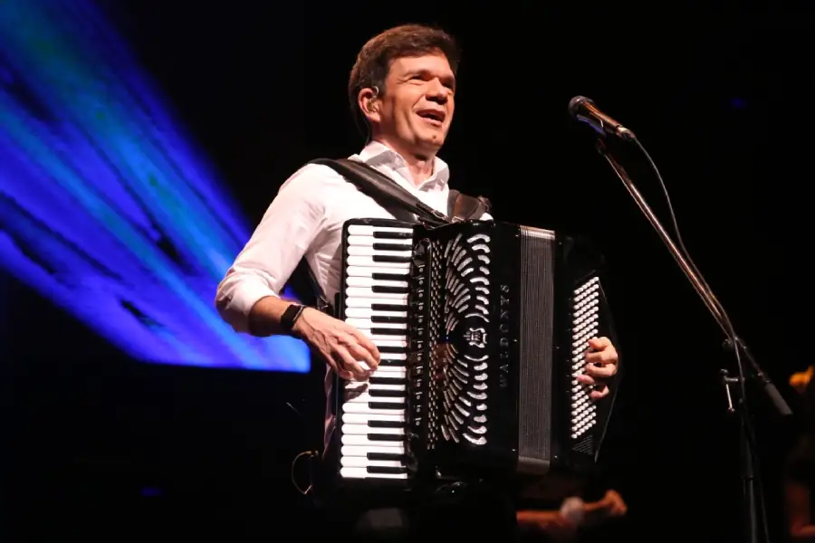 Waldonys tocando sua sanfona no palco