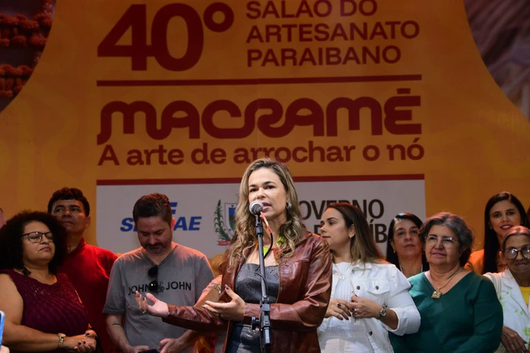pessoa discursando em evento
