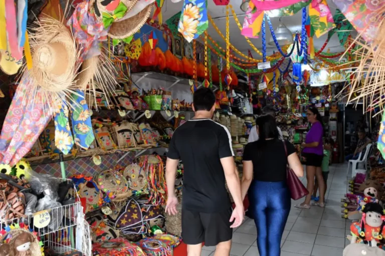 pessoas entrando na loja