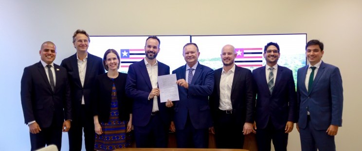 governador com equipe mostrando documento