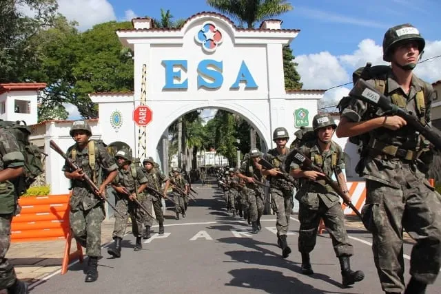 entrada de escola com militares marchando na frente