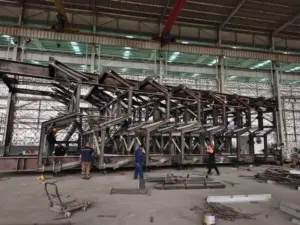 estrutura de metal com trabalhores em solta