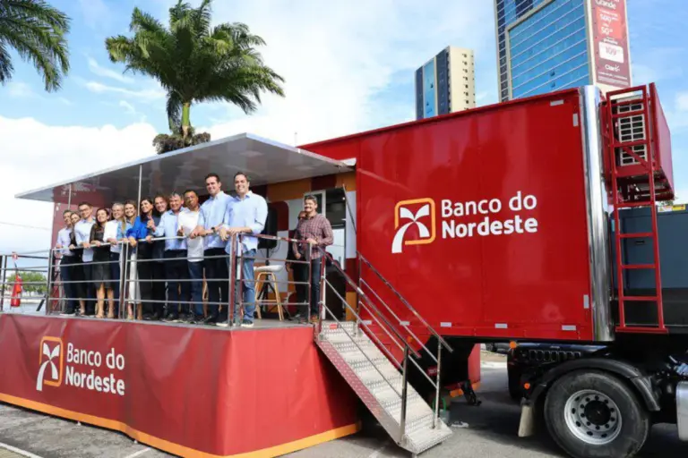 autoridades em stand do bnb em evento