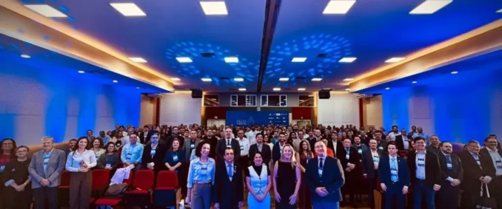pessoas em auditorio