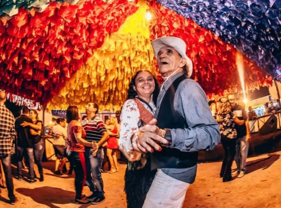 casal dançado forro em estrutura de são joao