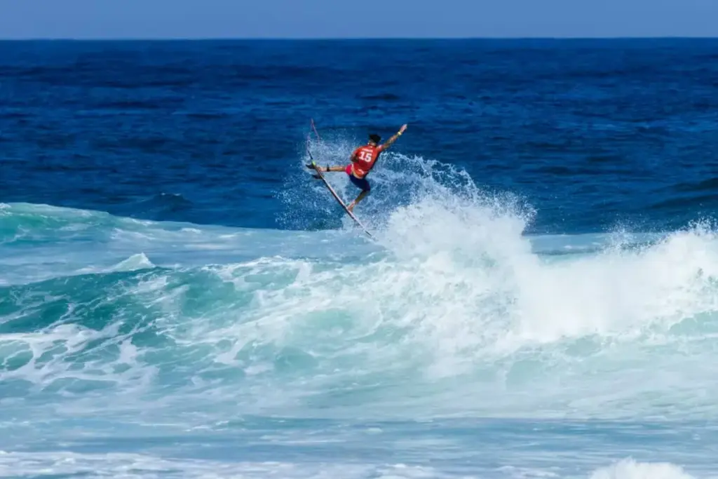 Italo Ferreira dando aereo