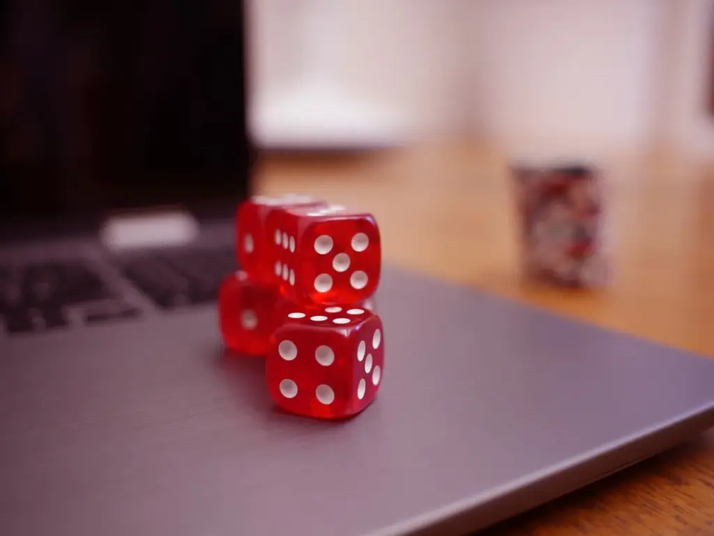 dados em cima do notebook