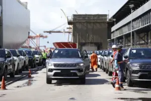 carros sendo expecionados