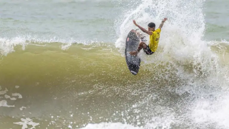 surfista fazendo uma manobra