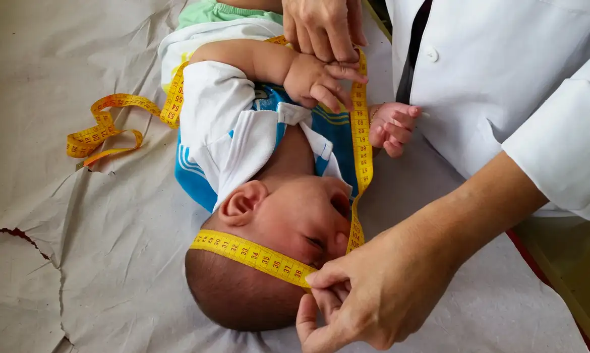 Bebê durante atendimento pediátrico. Foto: Sumaia Villela/Agência Brasi