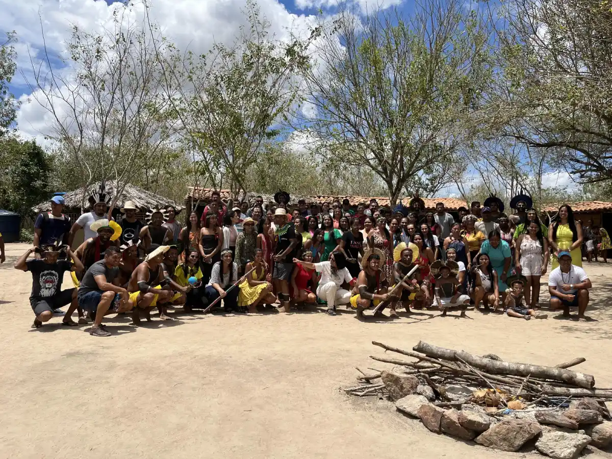 indígenas em evento posando em grupo para foto