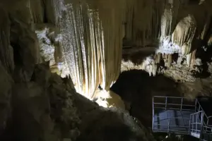 visitantes na caverna