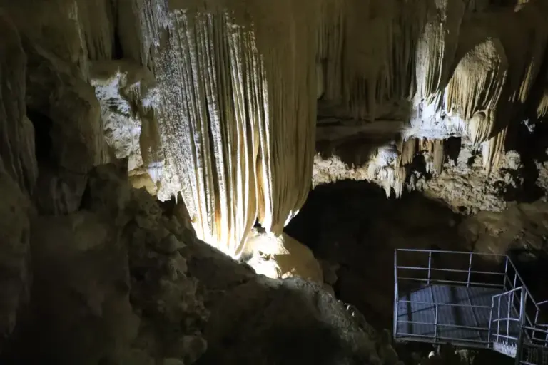visitantes na caverna