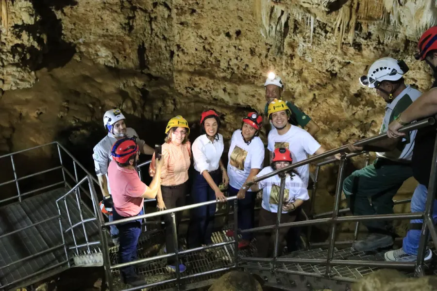 pessoas visitando a caverna