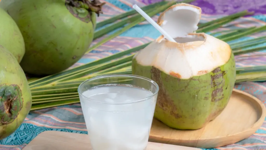 Agua de Coco exposta no coco e no copo