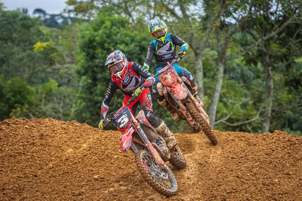 duas motos na pista