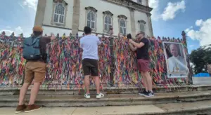turistas nas escadaria do senhor do bonfim