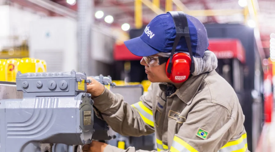homem trabalhando na industria