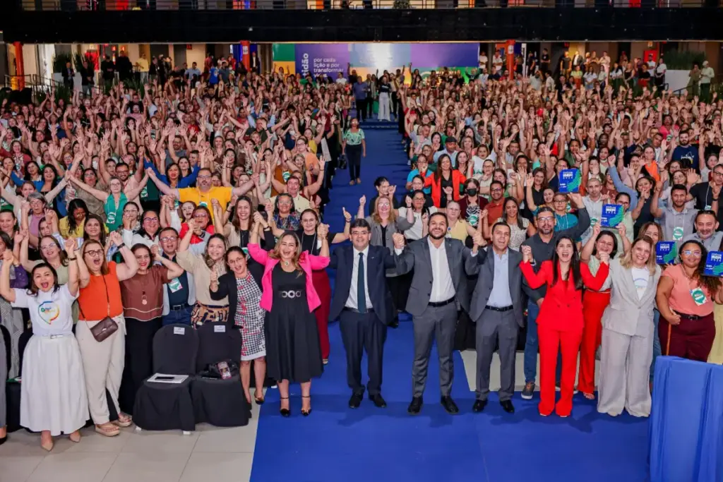 pessoas em auditorio para evento