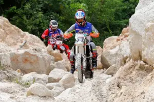 Moto passando em trilhas de pedras