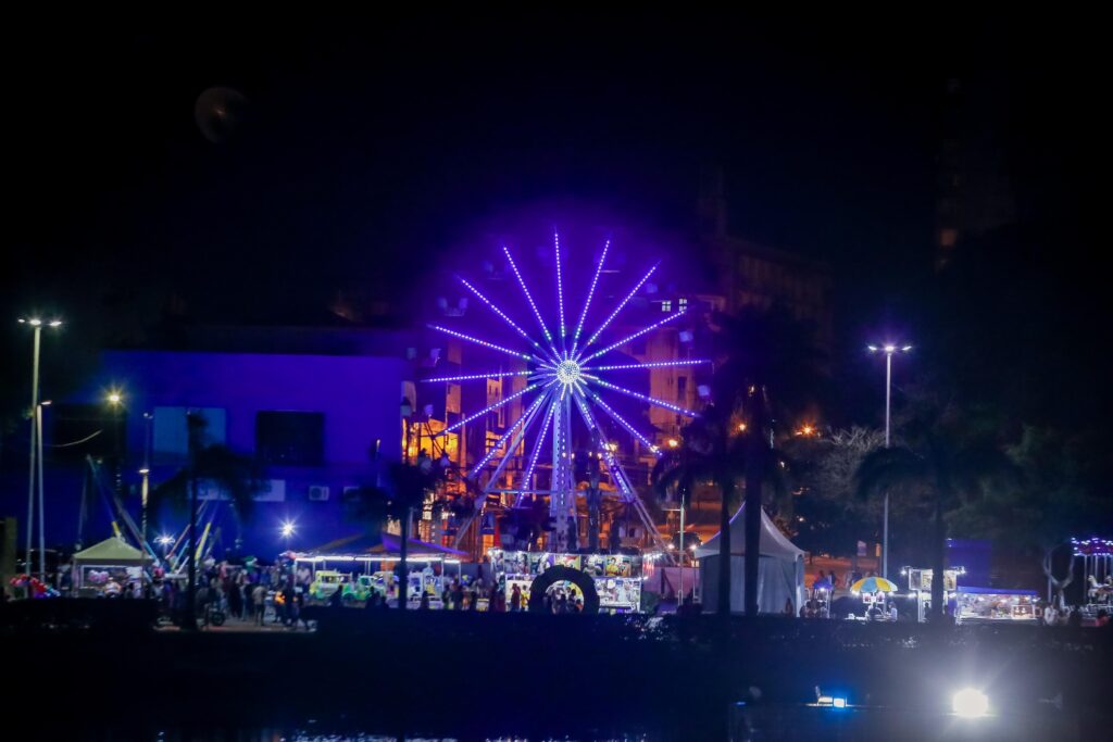 imagem de lomge da roda gigante da festa