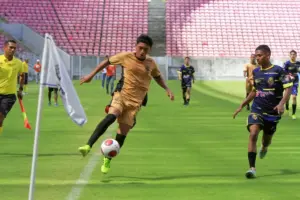 jovens disputando a bola no futebol