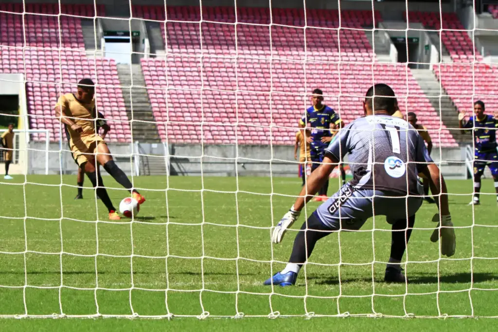 goleiro pulando em defesa de futebol