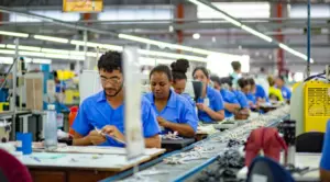 pessoas trabahando em industria