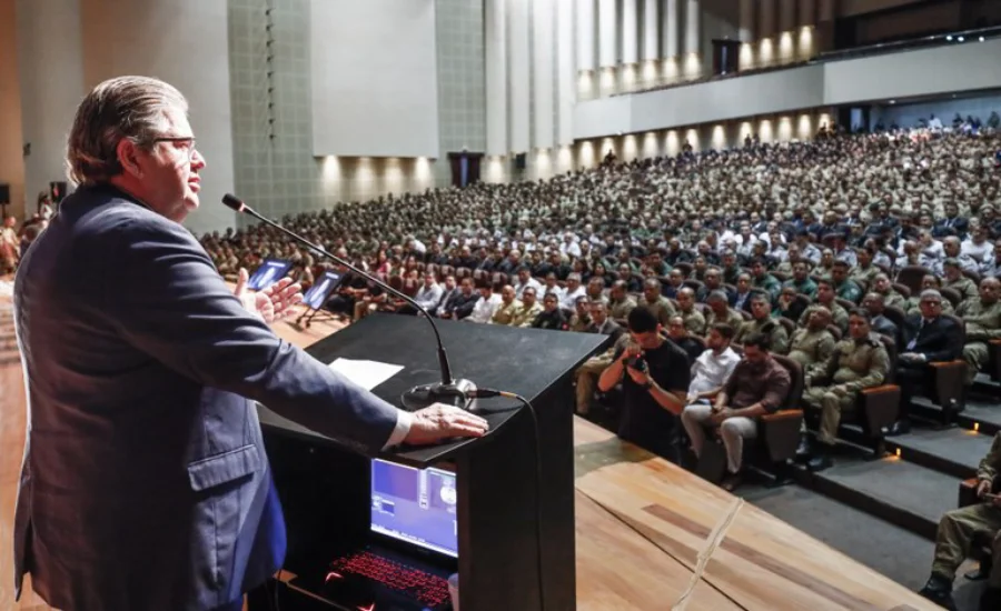 governador descurssando em evento
