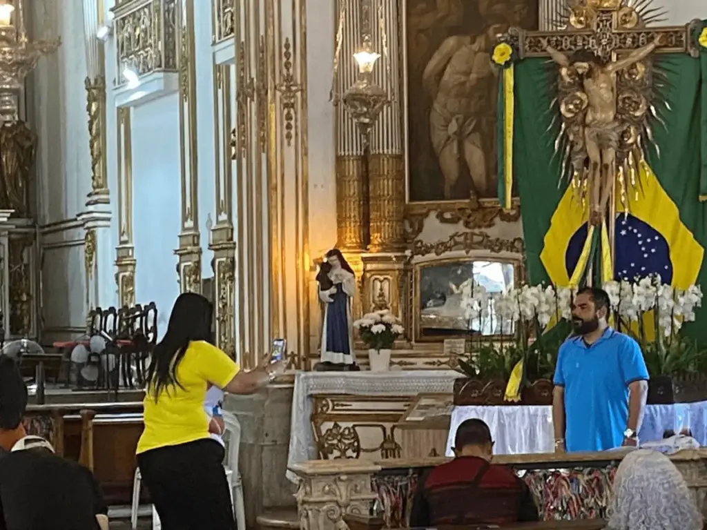 devotos na igreja do senhor do bonfim em salvador