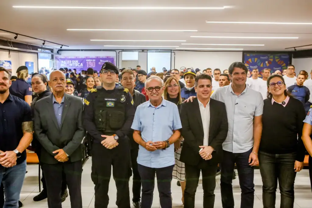 prefeito cicero lucena e autoridades pousando para foto