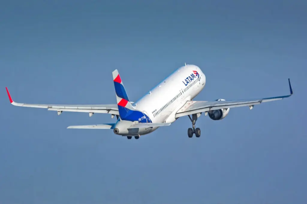 AVIAO LATAM DECOLANDO