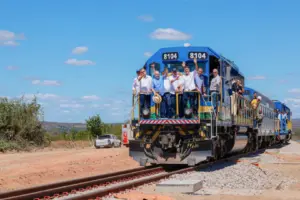 Lula e auxiliares andando na Transnordestina. Foto: Governo Federal