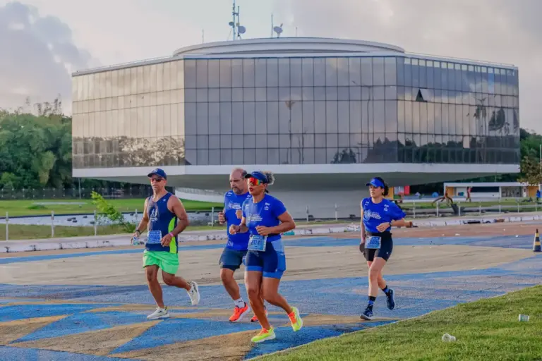 corredores na frente do estação ciencia e arte em joao pessoa