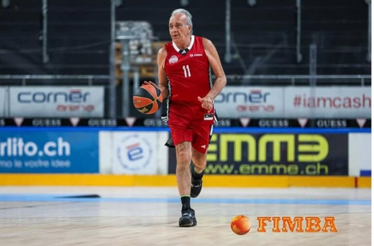 senhor jogando basquete
