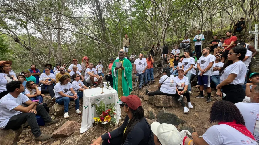 padre no centro da Missa do Vaqueiro em Sergipe
