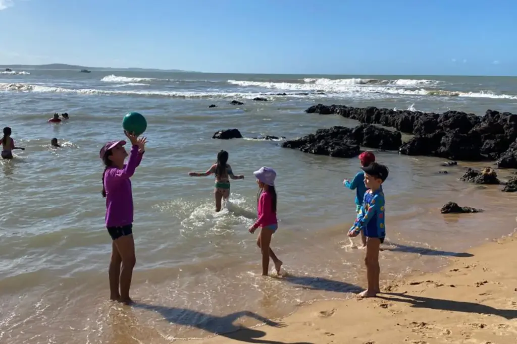 Crianças brincando nas piscinas naturais