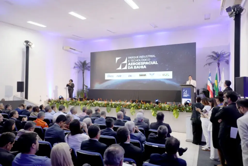 foto de auditorio com apresentação