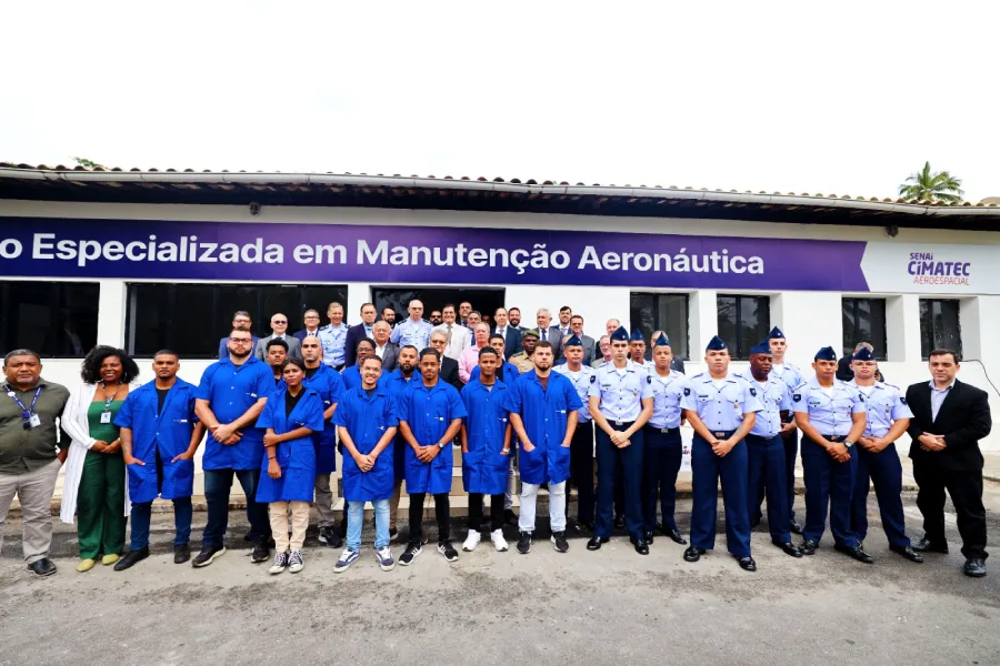 pessoas pousando para foto