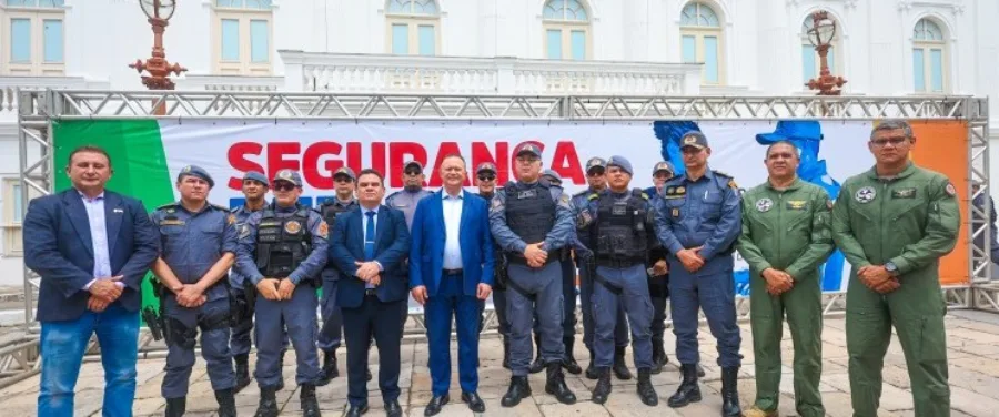 governador e chefes das forças de segurança pousando para otos